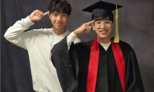 李克勤全家福曝光，两个儿子完美继承爸爸颜值，一个学霸一个运动健将