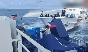 菲船非法闯入铁线礁，无视警告危险操作，中方海警规范驱离