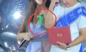 太丢人！邹市明夫妇参加婚宴，冉莹颖喝多上台吹瓶，拳王羞愧捂脸