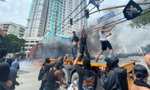 捡回一条命的马科斯不敢露面，却派人下了死命令，闹事的人一个都不放过！