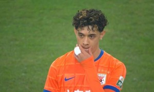 原创 
            韩鹏+彭啸只缺席1场，临时主帅延续三后卫 泰山队收官2场毫无压力