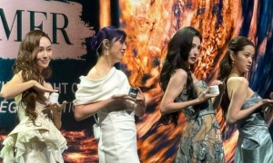 45岁张柏芝出席活动，脸肿下垂，手臂爆青筋，状态不如51岁杨千嬅