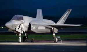 大战一触即发，美军10架F-35随时开火。空战确实难，但最怕持久战