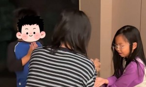 朱丹带娃度假，女儿掉牙流血，弟弟第一个跑去关心，姐弟感情真好