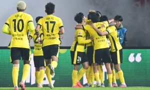 无缘登顶！中超-费利佩读秒绝平 蓉城2-2西海岸落后海港1分