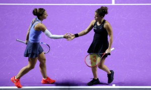 原创 
            WTA总决赛首日综述：斯瓦泰克旗开得胜，莱巴金娜横扫迎开门红