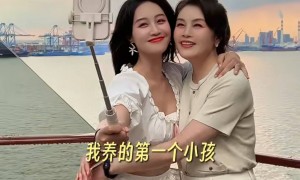 35岁蓝盈莹和妈妈同框似闺蜜，60岁妈妈年轻漂亮，二婚嫁亿万富豪