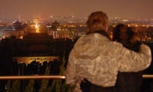 60岁的巩俐，77岁的法国老公，把北京初雪的浪漫，真的玩明白了