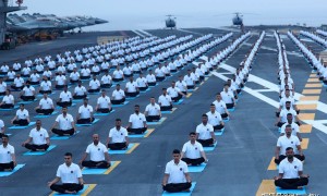 自欺欺人，莫迪视察航母又唱又吃，放言要让巴基斯坦睡不着