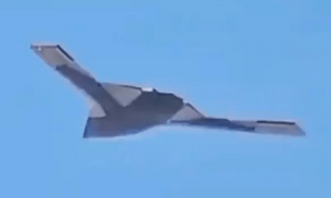 中国无人版轰-20首曝光！巨型隐身无人机试飞，体型超美军轰炸机