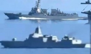 油门都踩油箱里了！055近距离靠近美航母，阿利伯克疯狂提速