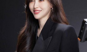 罗晋父亲告别仪式：布置低调，唐嫣和父母现身，20字挽联泪目！