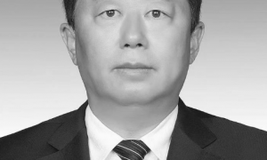 新疆生产建设兵团纪委书记姜新军同志，工作期间突发疾病逝世