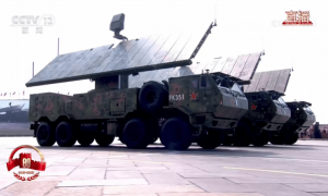 激光武器亮相阅兵场，专家称其不到1秒可摧毁来袭导弹无人机