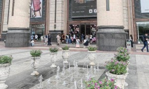 iPhone 17发售现场：商场外秒变交易市场，顾客拿新机一出门就被问“卖不卖”