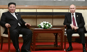 普京与金正恩在北京举行会谈，同乘一辆车前往会谈地点，金正恩：若朝能帮俄，一定会帮，这是兄弟间的义务